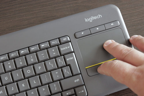 Logitech K400 Plus / fot. rtvManiaK.pl