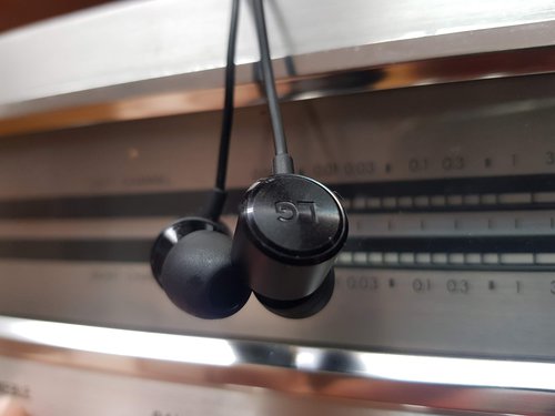 LG V40 fabryczne słuchawki
