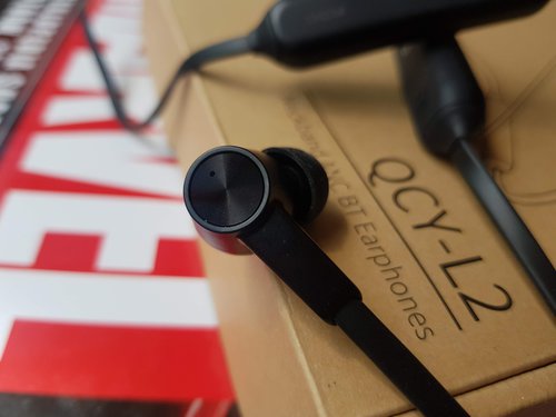 QCY L2 budowa: wykończenie zbliżone wizualnie do słuchawek z zestawu do... LG V40