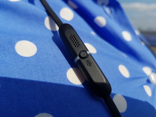 Jabra Evolve 65e mikrofon i przycisk asystenta głosowego / fot. techManiaK