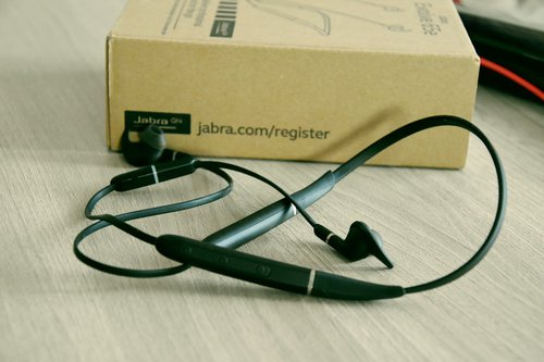 Jabra Evolve 65e z opakowaniem w tle / fot. techManiaK