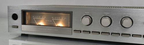Universum 7500: wzmacniacz o dyskusyjnej urodzie, ale dobrym brzmieniu / fot. aukcja Allegro