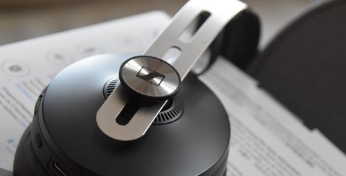 Sennheiser Momentum M3: charakterystyczny detal całej serii / fot. techManiaK