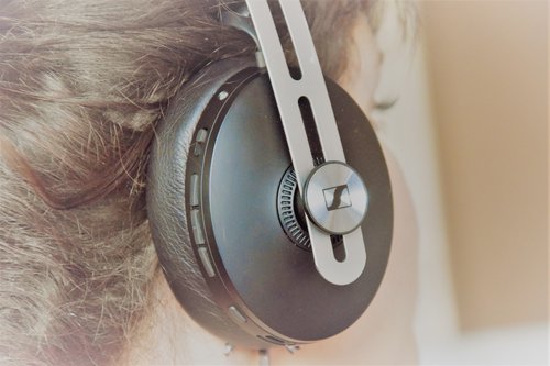 Sennheiser Momentum M3 na głowie (1) / fot. techManiaK