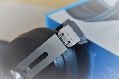 Sennheiser Momentum M3 solidna budowa zawiasu / fot. techManiaK