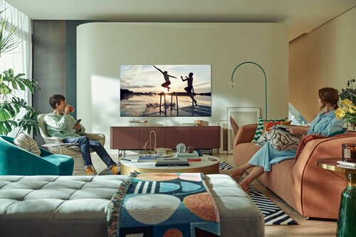 Rodzina oglądająca film na telewizorze Samsung QN91A Mini Micro LED